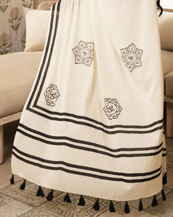 Ivory_Cotton_Om_H_Block_Print_Mul_Saree_With_Tassels_For_Women